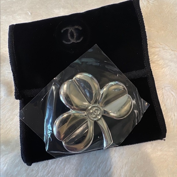 NIP CHANEL GWP 3 LEAF CLOVER BROACH - Picture 1 of 1